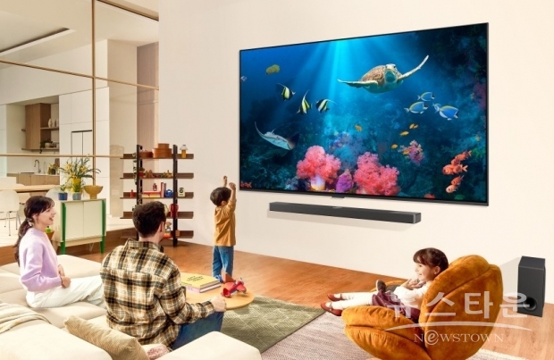 2024년형 LG QNED TV는 AI 기술 기반의 ‘알파8 프로세서’를 적용해 더욱 뛰어난 화질과 음질을 제공한다. 특히 초대형 TV를 원하는 고객을 위해 98형 TV가 라인업에 새롭게 추가됐다. / LG전자 제공