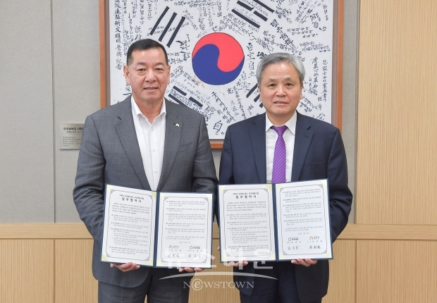 공주시가 지난 12월 27일 시청 상황실에서 최원철 공주시장(사진/좌측)과 (사)어르신의 안부를 묻는 우유배달 호용한 이사장(사진/우측) 등이 참석한 가운데 ‘어르신 안부를 묻는 우유배달 사업’ 업무협약을 체결했다.