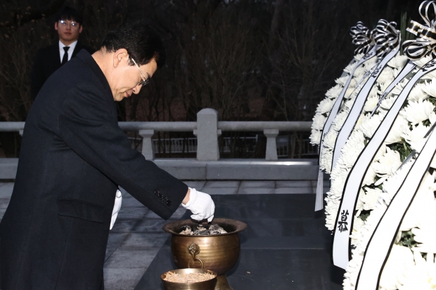 주낙영 경주시장이 2일 오전 황성공원 충혼탑 참배를 시작으로 갑진년(甲辰年) 새해 첫 일정을 시작하고 있다.