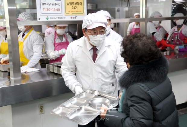 홍태용 김해시장 노인종합복지관 배식봉사