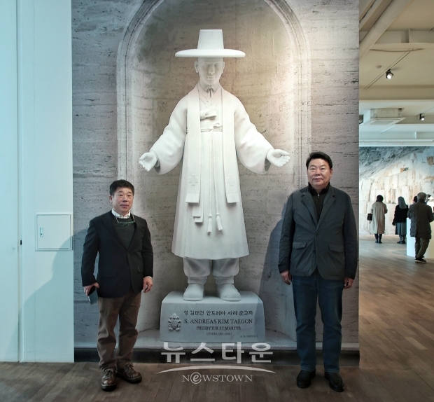 바티칸 교황청에 세워진 김대건 신부 조각상을 제작한 한진섭 작가의 개인전 ‘성 김대건 안드레아 신부, 바티칸에 서다’가 서울 종로구 평창동 가나아트센터에서 1월 14일까지 전시된다. 사진) 좌측부터 한진섭 작가, 오성환 당진시장