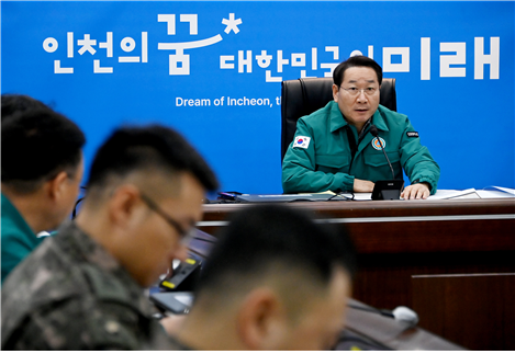▲유정복 인천광역시장이 7일 시청 재난안전대책회의에서 북한의 연평도 일대 포사격과 관련해 지역주민보호대책회의를 소집해 상황을 점검하고 주민안전에 철저를 기할 것을 주문하고 있다.