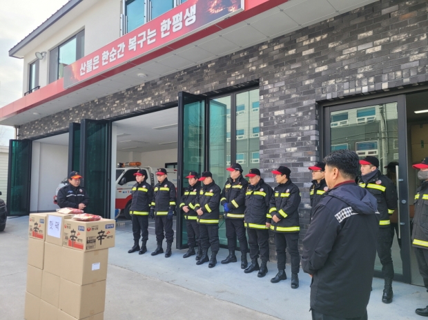 산불예방진화대원들을 격려하고 있다