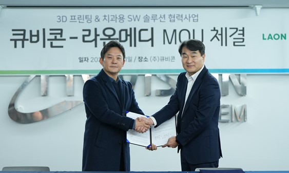 큐비콘 이동구 대표(왼쪽)와 라온메디 김일훈 부사장이 덴탈사업 협력에 관한 MOU를 체결했다