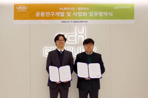 사진=HLB파나진 장인근 대표(사진 왼쪽)와 젠큐릭스 문영호 부사장(CTO)이 업무협약을 체결했다. 젠큐릭스 조상래 대표는 이날 해외출장으로 문영호 부사장(CTO)이 대신 참여했다