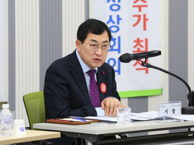 주낙영 경주시장이 새해 첫 읍면동장 회의를 주재하고 있다.