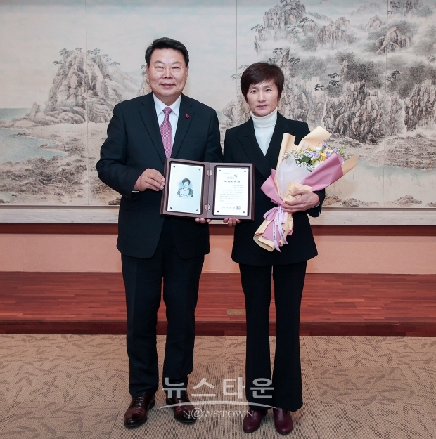 당진시가 1월 19일 시청 해나루홀에서 한국마사회 현정화 감독을 당진 명예시민으로 위촉했다. 이날 위촉식에는 오성환 당진시장, 김덕주 당진시의회 의장 등이 참석한 가운데 명예시민패를 전달하고 향후 당진시의 생활체육 선도 도시로의 도약을 기원했다.