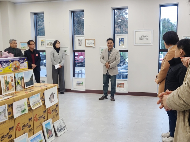 정동식 회장이 노포그리기 작품전시회 첫날 행사장을 방문해 회원들에게 인사말씀을 하고 있다.