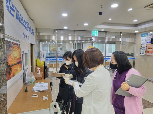 22일 지역의 어느 한 감염취약시설을 방문해 관계자들과 함께 방역 현장 점검을 하고 있다.