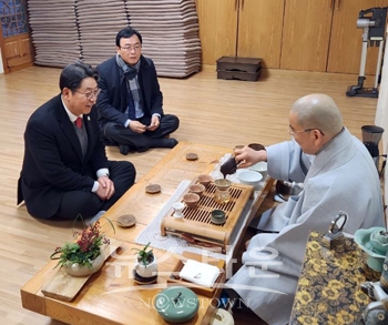 홍태용 김해시장 사찰 방문(장유사)