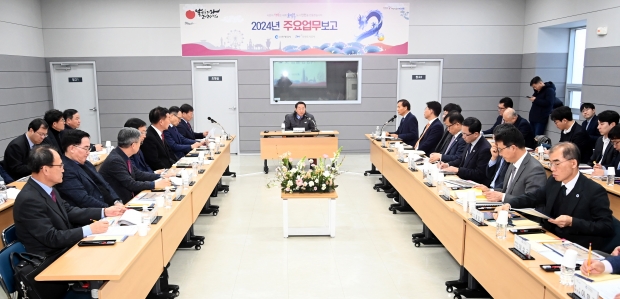 유정복 인천광역시장이 24일 서구 인천도시공사 검단사업단홍보관에서 인천도시공사 2024년 주요 업무보고를 받고 있다