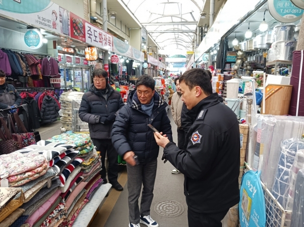 포항시는 포항북부소방서와 24일 죽도시장을 찾아 취약시설 안전점검을 실시했다. 사진3. 이상현 경제노동과장이 전통시장 취약시설 점검에 앞서 안전을 당부하고 있다.