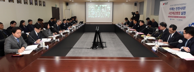 유정복 인천광역시장이 29일 인천연구원에서 2024년 주요 업무보고를 받고 있다.