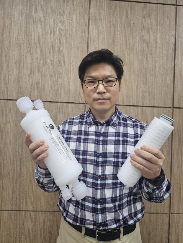 석유민 R&D 센터장이 15나노 AF필터를 소개하고 있다
