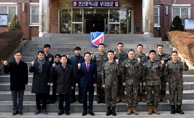 유정복 인천광역시장이 30일 안보 대비태세 점검을 위해 육군 제17보병사단을 방문해 이광섭 17사단장과 기념촬영을 하고 있다.