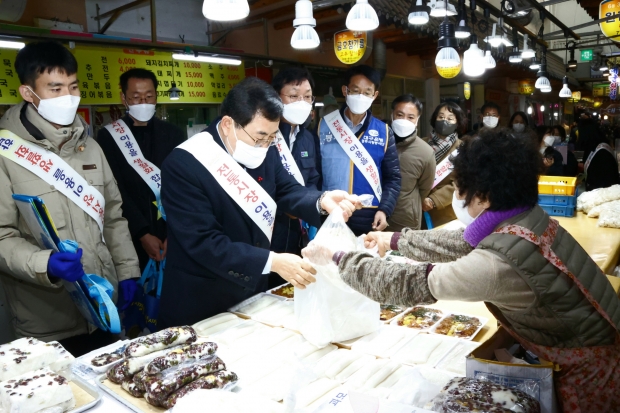 주낙영 시장이 지난해 1월 중앙시장을 방문해 제수용품을 구입하고 있다.