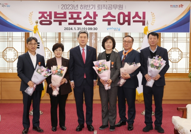 왼쪽부터 김재식 전 농촌활력과장, 곽선자 전 기계면장, 이강덕 포항시장, 박예연 전 식품산업과장, 한상호 전 북구청장, 이광희 전 두호동장