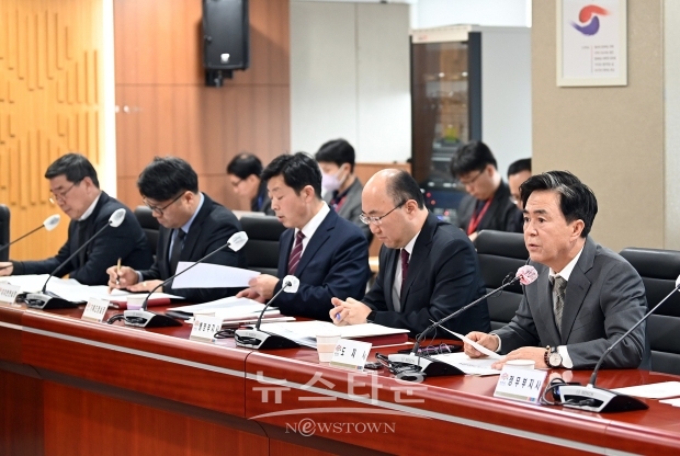 김태흠 충남도지사(사진/우측)가 2월 5일 충남도청 중회의실에서 열린 제49차 실국원장회의를 통해 지난 1일 ‘교육발전특구 지정을 위한 업무협약’을 언급하며 “우리 도는 우선 아산시를 비롯한 6개 시군을 교육발전특구 시범지역으로 지정 추진할 계획”이라고 밝혔다.