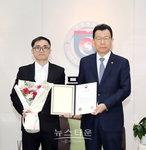 선문대학교 팜흐웅쭝(베트남, 국어국문학과 일반대학원 박사 수료)이 인문학 분야에서 외국인 유학생 최초로 ‘우수 참여대학원생’ 교육부 장관 표창을 받았다. 사진) 좌측부터 팜흐웅쭝, 문성재 총장