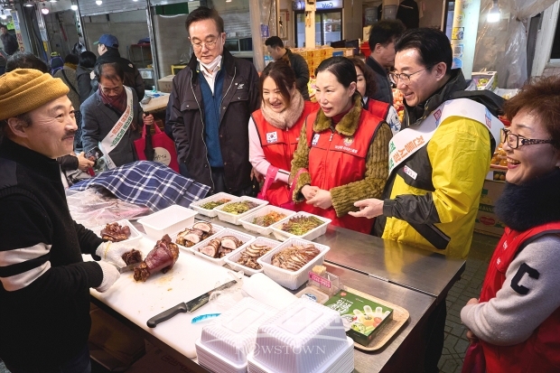 박경귀 아산시장이 설 명절을 앞둔 2월 5일 온양온천시장을 방문해 최근 고물가와 경기 악화 등으로 어려움을 겪고 있는 전통시장 상인들을 격려하고, 전통시장 이용 활성화 분위기 조성에 앞장섰다.