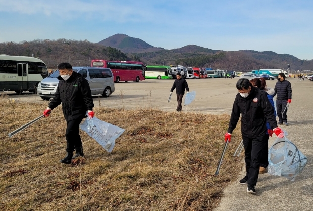 경주시는 23개 읍면동 공무원, 환경미화원을 비롯해 자생단체 및 유관기관 1000여명이 참가한 가운데, 지난 주말까지 설맞이 대청소를 실시했다.