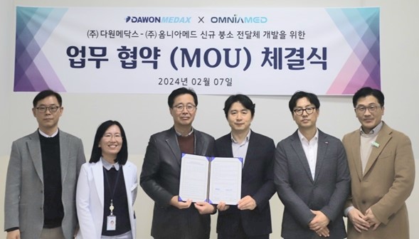 다원메닥스 유무영 대표(가운데 왼쪽)와 옴니아메드 김원종 대표(가운데 오른쪽) 업무협약 체결 후 포즈를 취하고 있다.