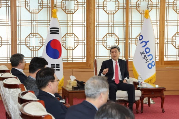이강덕 포항시장이 13일 간부회의를 통해 핵심 현안 사업 추진에 속도를 더 해 줄 것을 강조하고 있다.