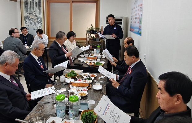 지난 13일 APEC 경주유치 범시민추진위원회와 신년 오찬 간담회를 갖고 추진사항을 점검하고 있다.