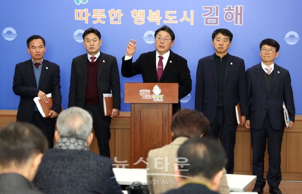 홍태용 김해시장이 2월 15일 오전 김해시청 브리핑룸에서 기자회견을 갖고 “부산-김해경전철(주)과 업무협약을 체결하고 오는 3월부터 기본설계 및 실시설계, 인·허가 용역을 발주할 예정”이라며 “간이승강장 공사 기간까지 감안해 약 3년이 소요될 것”이라고 설명했다.