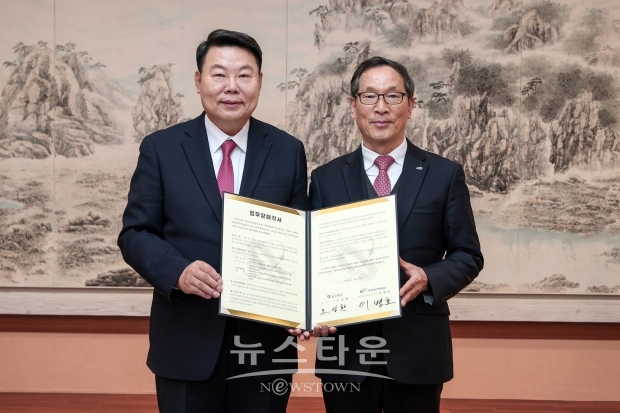 지난 2월 14일 오성환 당진시장(사진/좌측), 이병호 한국농어촌공사 사장(사진/우측)이 참석한 가운데 양 기관은 도비도·난지도 일원에 해양관광복합단지를 조성하고 지역관광 활성화 및 지역경제 발전에 이바지하기로 합의했다.