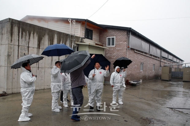 오성환 당진시장이 지난 2월 20일 친환경 축산업 육성과 시민 정주 여건 개선을 위해 축산악취 개선 우수 사업장인 대주농장을 방문했다.