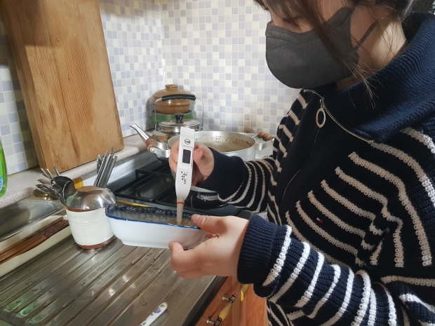 부천시 통합건강돌봄센터 영양사가 국의 염도를 측정하고 있다.