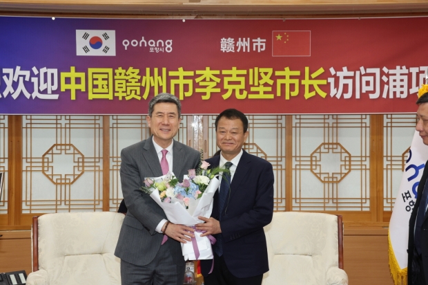 이강덕 포항시장(좌)은 23일 포항시청에서 리커젠 중국 간저우시장(우)을 만나 포항시와 간저우시 간 이차전지 산업의 상호협력 방안을 논의했다