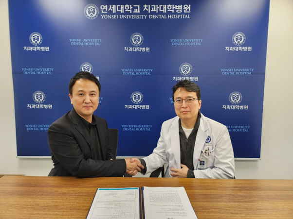 임상연구 업무협약식에서의 플라즈마 이정훈 연구소장(좌측)과 연세대학교 김지환 교수(우측)