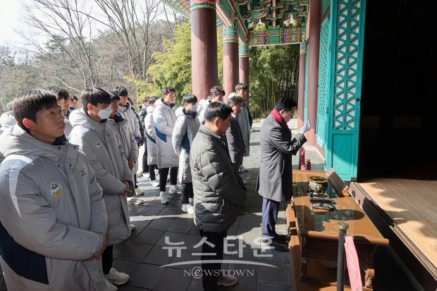 현충사 이순신 장군 영정 참배