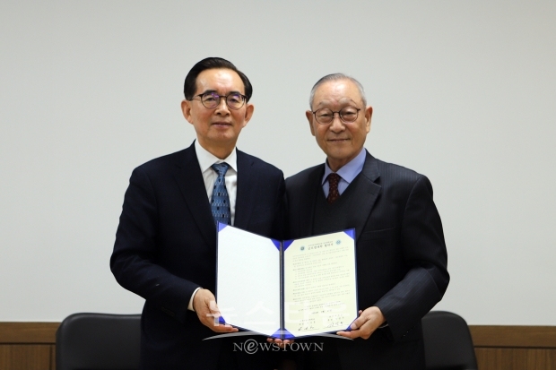 호서대학교가 아주자동차대학교와 글로컬대학30 공동 신청을 위해 지난 2월 27일 아산캠퍼스 대학본관에서 업무 협약을 체결했다. 사진) 좌측부터 아주자동차대 이수훈 총장, 호서대 강일구 총장