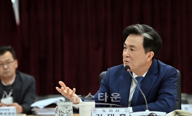 김태흠 충남도지사가 2월 29일 충남도청 대회의실에서 열린 ‘2024 제1차 경제상황점검회의’에서 “현재 경기는 생산과 수출의 증가로 회복기에 접어든 것으로 판단된다”며 “일시적 회복에 방심하지 말고, 더 공격적인 정책을 펼쳐나가야 한다”고 강조했다.