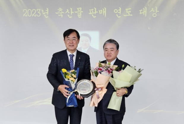 (좌)안병우 농협경제지주 축산경제 대표이사 (우)김상율 포항축산농협 조합장