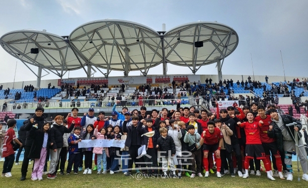 홈경기 개막전에서 창원FC 상대로 짜릿한 2-1 역전승을 거둔 김해시청축구단