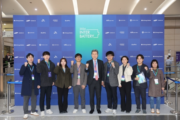 이강덕 포항시장이 지난 6일 국내 최대 규모의 이차전지 산업 전시회인 ‘인터배터리 2024’를 방문해 참여 직원들을 격려하고 기념 촬영을 하고 있다
