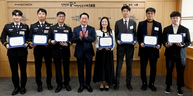 유정복 인천광역시장이 7일 시청 접견실에서 특수유공 공무원 및 모범선행시민에게 표창을 수여하고 있다.