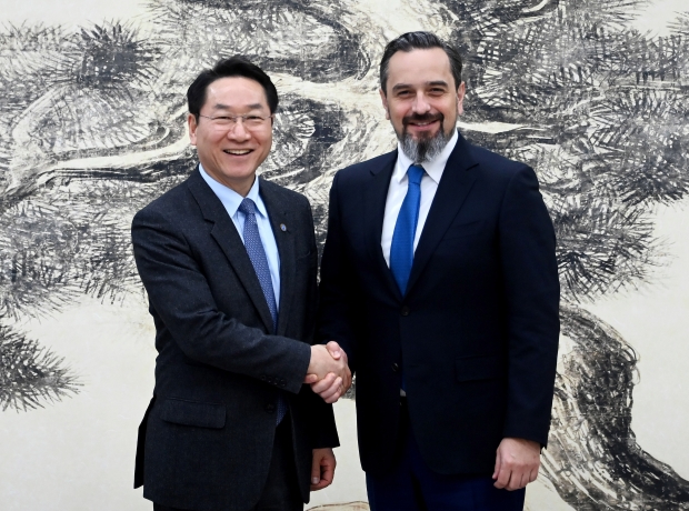 유정복 인천광역시장이 8일 경제청에서 테르메그룹 로버트 하네아 회장을 만나 협력방안을 논의한 뒤 기념촬영을 하고 있다.