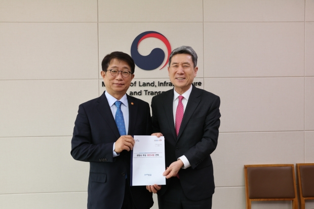 왼쪽부터 박상우 국토교통부 장관, 이강덕 포항시장