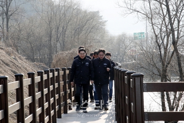송악저수지 둘레길 데크산책로 현장 점검