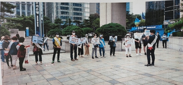 지난 2019년 피해자들이 우리은행에 몰려가 집회를 했었다.