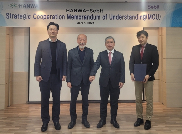 새빗켐 대표 박민규(좌측에서 두번째)와 한와흥업 Metal Recycling 임원 시라사와 쇼지(좌측에서 세번째)가 손을 잡고 기념촬영을 하고 있다.