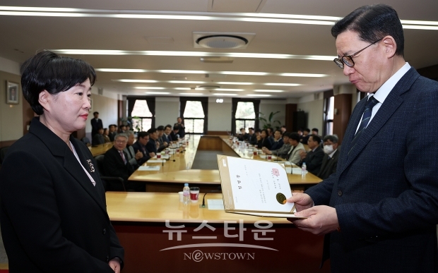 순천향대학교가 3월 1일자 직원 승진자(4급~8급)에 대한 인사를 단행하고, 임명장 수여식을 개최했다. 신금수 학사팀장(겸) 교원양성지원센터팀장(4급을)을 비롯해 46명의 직원 승진자에 대한 인사를 단행했다.