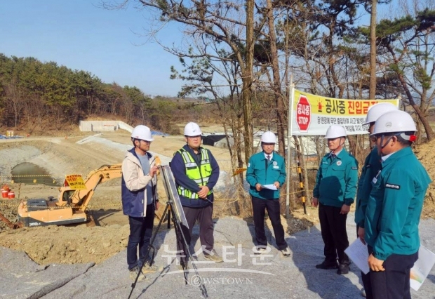 박동식 사천시장이 3월 18일 해빙기 및 여름철 자연재난 대비 현장 안전을 위해 직접 인명피해 우려지역을 사전 점검했다. 박 시장은 침수위험지역, 위험저수지, 대규모 공사현장 등 3곳을 방문해 재난 단계별 대응대책과 현장 관리실태 등을 면밀히 점검했다.