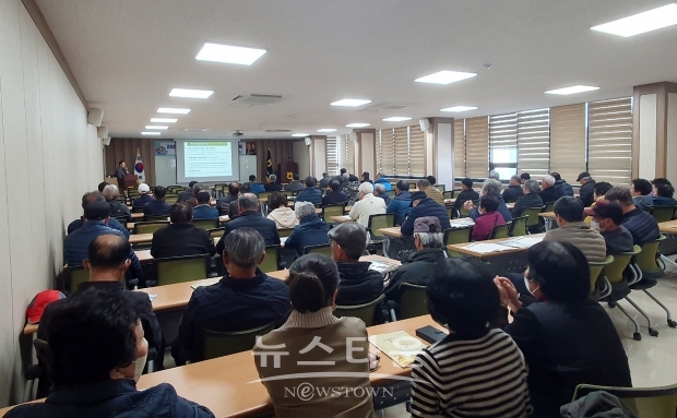 아산시가 3월 18일부터 21일까지 선도농협 회의실과 농업기술센터 대강당에서 계약재배 농업인 885명을 대상으로 교육을 진행한다. 이번 교육은 고품질 가공용벼(보람찬)의 생산성 극대화를 위한 재배기술 교육과 저탄소 인증을 위한 안전농산물인증(GAP) 교육을 병행하여 추진한다.