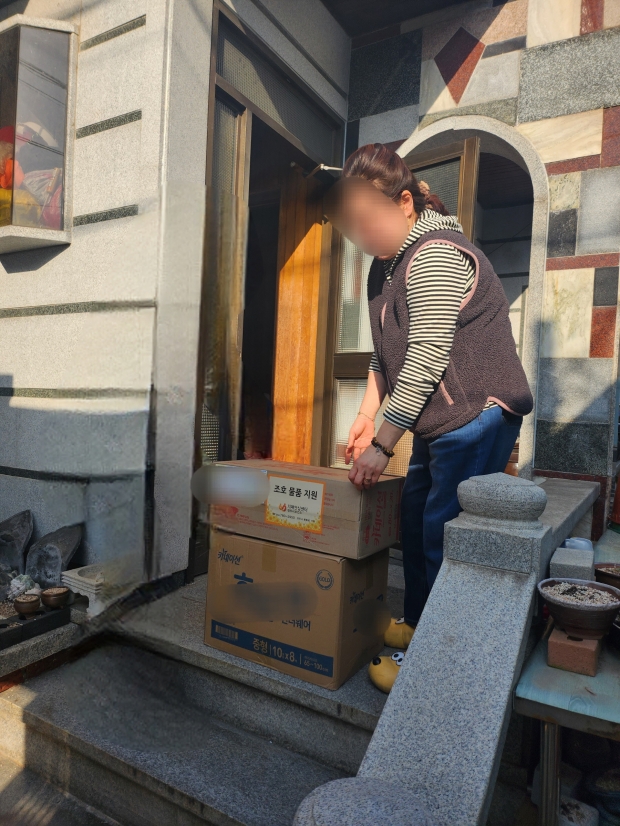 치매환자 보호자가 택배로 받은 조호물품을 확인하고 있다